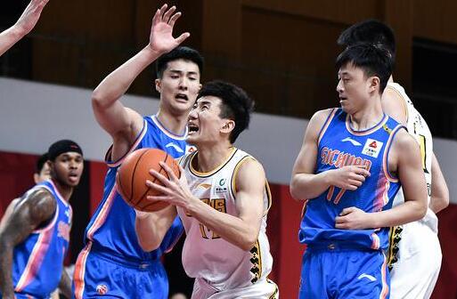 CBA-四川110-105广厦取4连胜 孙铭徽伤退拉杜利察空砍33+11