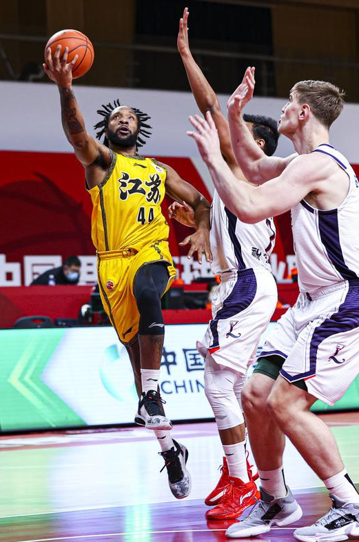 CBA-广州90-89险胜江苏止7连败 摩尔32分 威尔斯37+12失绝杀