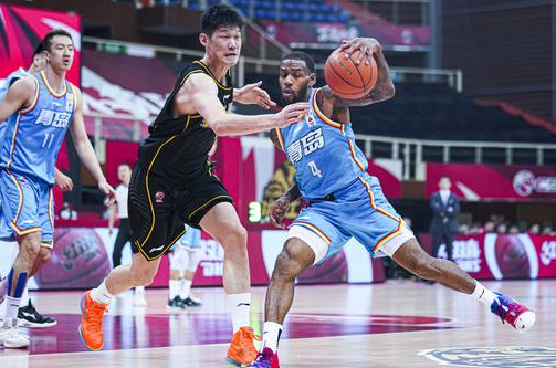 青岛加时115-109胜广厦终结3连败 亚当斯37分胡金秋27+10