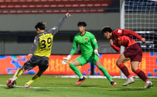 中超-广州2-0击败河北夺2连胜 U23两将凌杰谭凯元破门