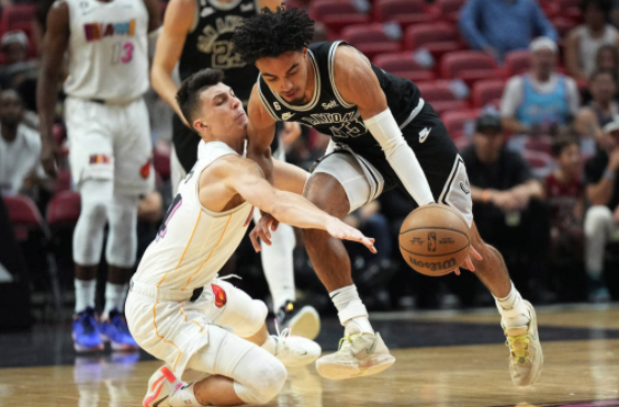 NBA-热火错失绝杀主场111-115不敌马刺 凯尔登21+6巴特勒空砍30分 