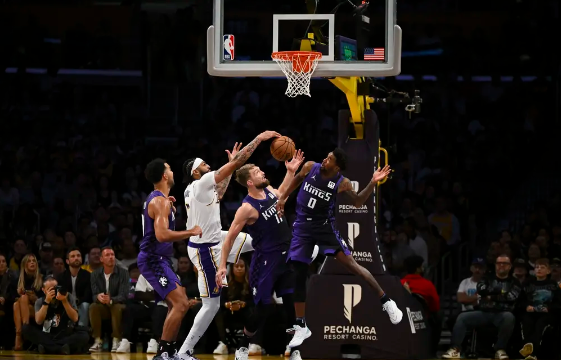 浓眉砍31+9首胜小萨！老詹32+14+10 小萨29+12+10 湖人胜国王