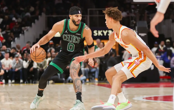 塔图姆三节28+6+9 特雷-杨伤退10中1 绿军大胜老鹰迎3连胜