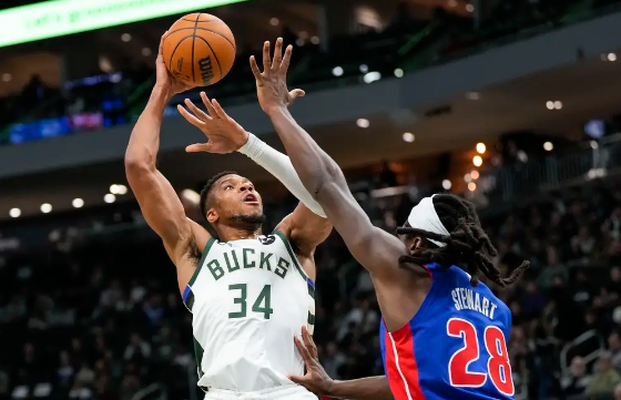 字母哥59+14+7 大洛29+8 康宁汉姆35+11 雄鹿18分逆转活塞