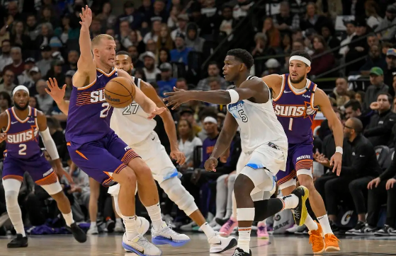 兰德尔压哨绝杀砍35+7 布克空砍44+6+7 森林狼16分逆转太阳