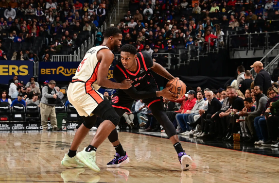 艾维压哨绝杀25+8 巴恩斯31+14+7 活塞险胜猛龙