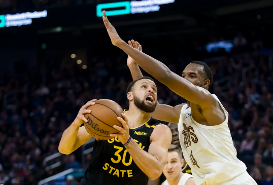 米切尔23分 加兰25+8 库里14中4仅11分 骑士轻取勇士迎7连胜