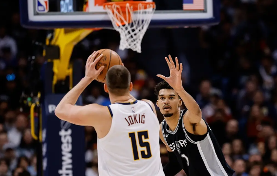 文班亚马35+18+8失误&制胜抢断 约基奇41+18+9 马刺力克掘金