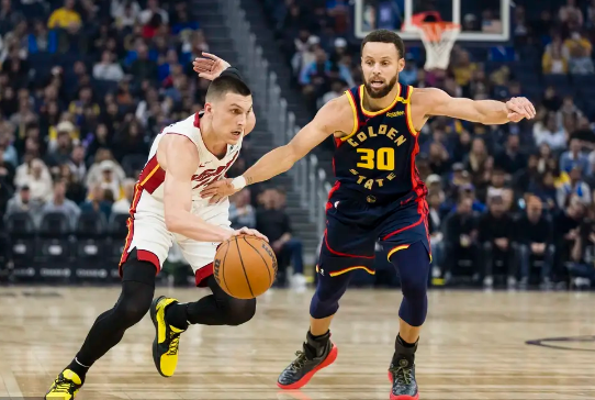 约维奇20分 库里31+7 热火背靠背6人上双&力克勇士止3连败