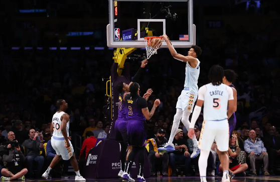 浓眉30+13 詹姆斯18+8+7失误 文班23+8 湖人末节仅13分负马刺