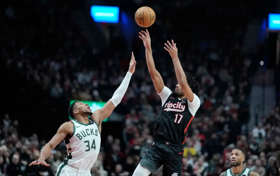 阿夫迪亚30+9字母哥空砍39分 艾顿两双开拓者125-112胜雄鹿 阿夫迪亚30+9字母哥空砍39分 艾顿两双开拓者125-112胜雄鹿