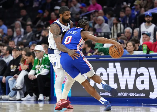 大帝马克西合砍62分 欧文34+9 克里斯蒂15+8 76人险胜独行侠