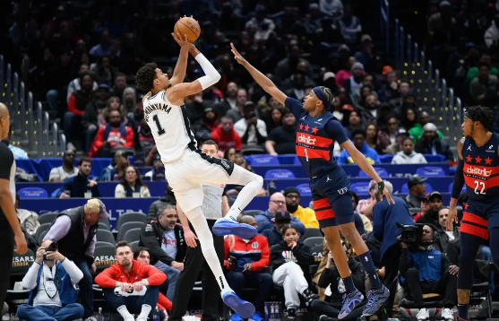 文班31+15福克斯30分 保罗10助攻马刺131-121轻取奇才