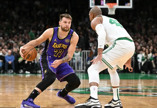 塔图姆40+12+8 詹姆斯伤退 东契奇34分 绿军终结湖人8连胜！