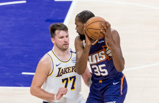 东契奇33+11+8 小里28+6 杜兰特&布克皆17中6 湖人终止4连败