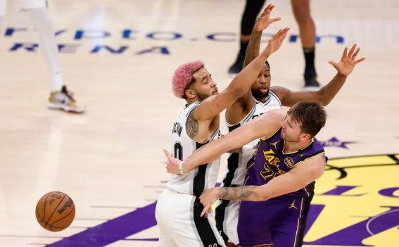 东契奇21+14+9里夫斯30分 湖人125-109轻取马刺两连胜