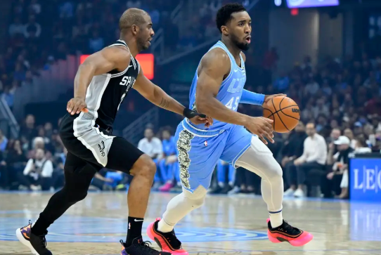 米切尔25+8+14 阿伦11中10&末节19分 卡斯尔22+11+8 骑士拔刺