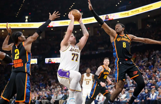 东契奇30+7+6 詹姆斯19+7 亚历山大26+9 湖人大胜雷霆