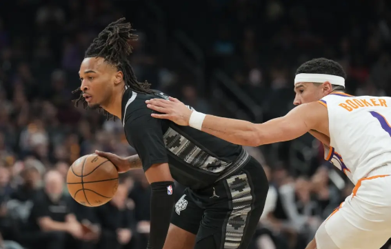 布克18+5 比尔21+6 邓恩26+11 太阳大胜马刺结束8连败