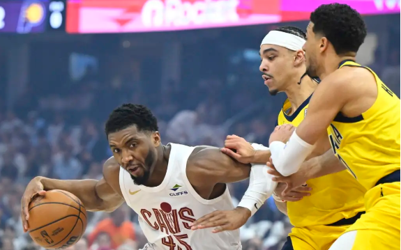 哈利伯顿三分绝杀 米切尔空砍48分 步行者逆转2-0领先骑士 哈利伯顿三分绝杀 米切尔空砍48分 步行者逆转2-0领先骑士